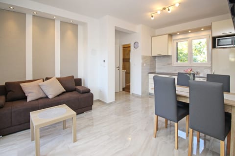 Apartments Čubranić Nada - Unit 202858-5