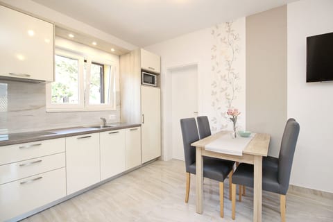 Apartments Čubranić Nada - Unit 202858-5