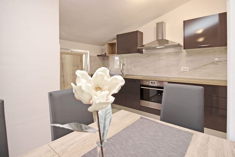 Apartments Čubranić Nada - Unit 202874-5