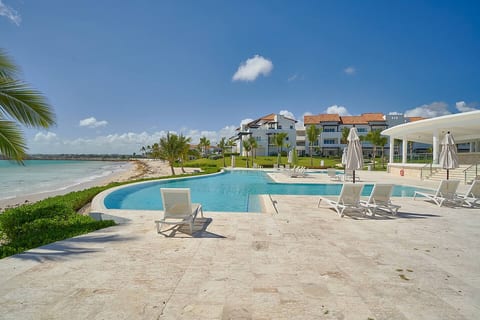 Cozy Ocean front apartment w/Private Beach Access!