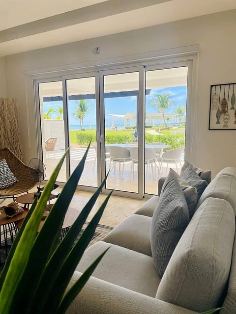 Cozy Ocean front apartment w/Private Beach Access!