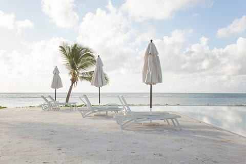 Cozy Ocean front apartment w/Private Beach Access!