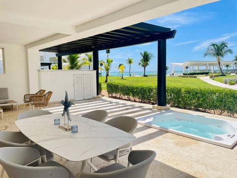Cozy Ocean front apartment w/Private Beach Access!