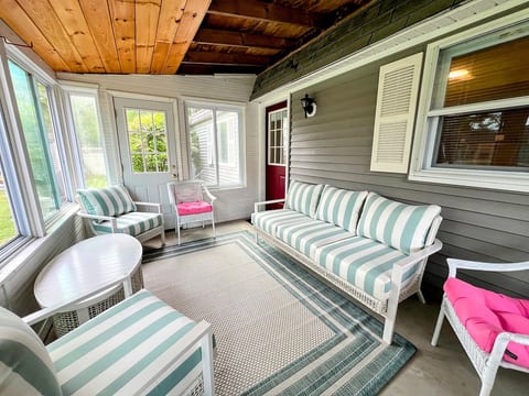 Sleeps 10, 1.1 mi. to Beach, Fully Renovated 2025