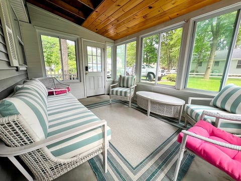 Sleeps 10, 1.1 mi. to Beach, Fully Renovated 2025