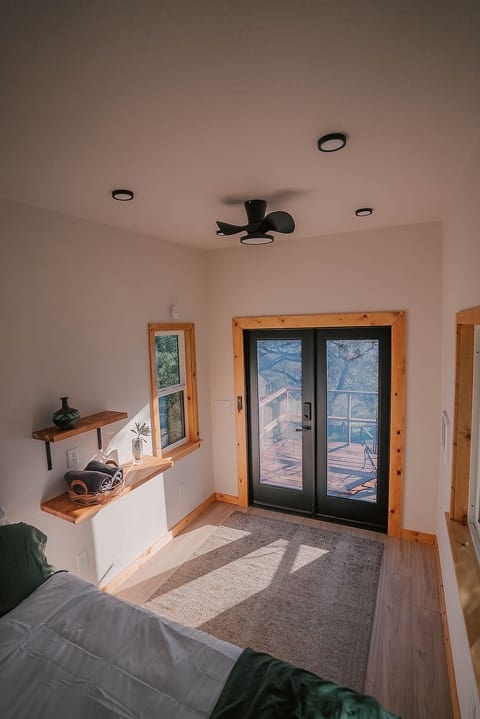 The Modern Lookout: A Minimalist Tiny House with Mountain Views