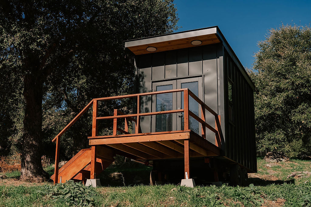 The Modern Lookout: A Minimalist Tiny House with Mountain Views