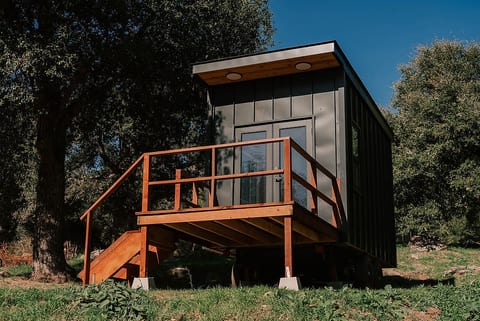 The Modern Lookout: A Minimalist Tiny House with Mountain Views