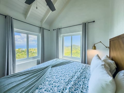 Moko Vista - Hilltop Ocean View Villa