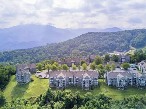 ⭐Mountaintop Views•Close to Downtown•2 Pools + Hot Tubs⭐