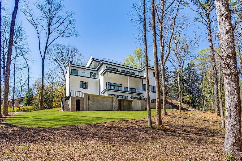 The CaliLanta Mega Mansion image 1