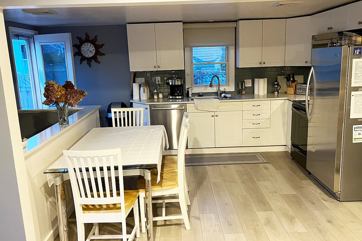 Kitchen
new floors 2024
New paint, all rooms are now pewter.