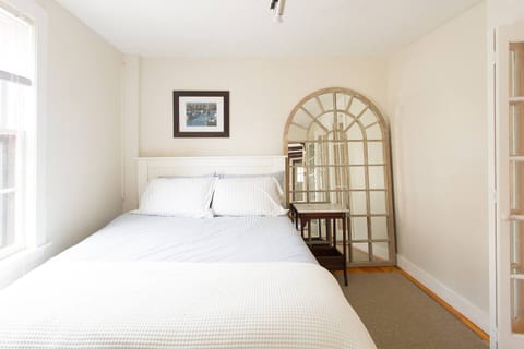 Bedroom 1 -Queen Bed