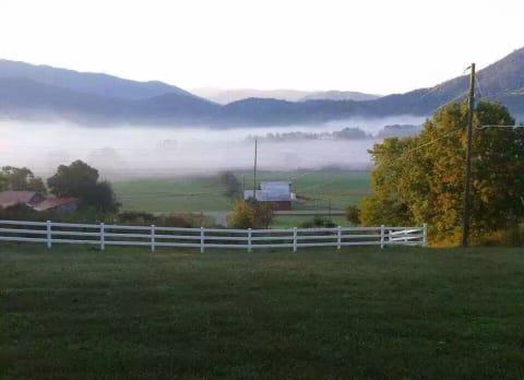 Delightful Cottage- with Smoky Mtn Views & Bkfast!