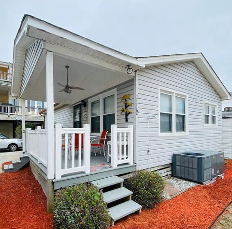 Cozy 2bd/2br home close to beach at Ocean Lakes image 1