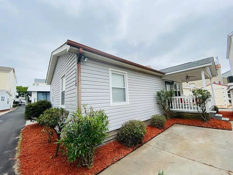 Cozy 2bd/2br home close to beach at Ocean Lakes image 2