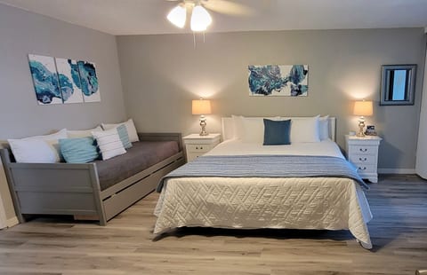 Master Bedroom: King Bed and Twin Daybed