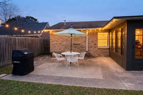 Brick & Bloom on 4th Cozy Azalea District Cottage image 3