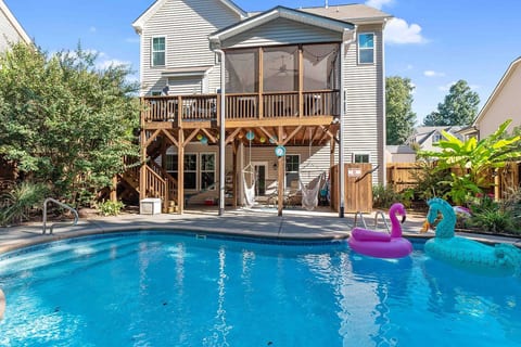 Poolside boho chic studio - dog friendly!