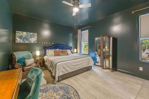 Poolside boho chic studio - dog friendly!
