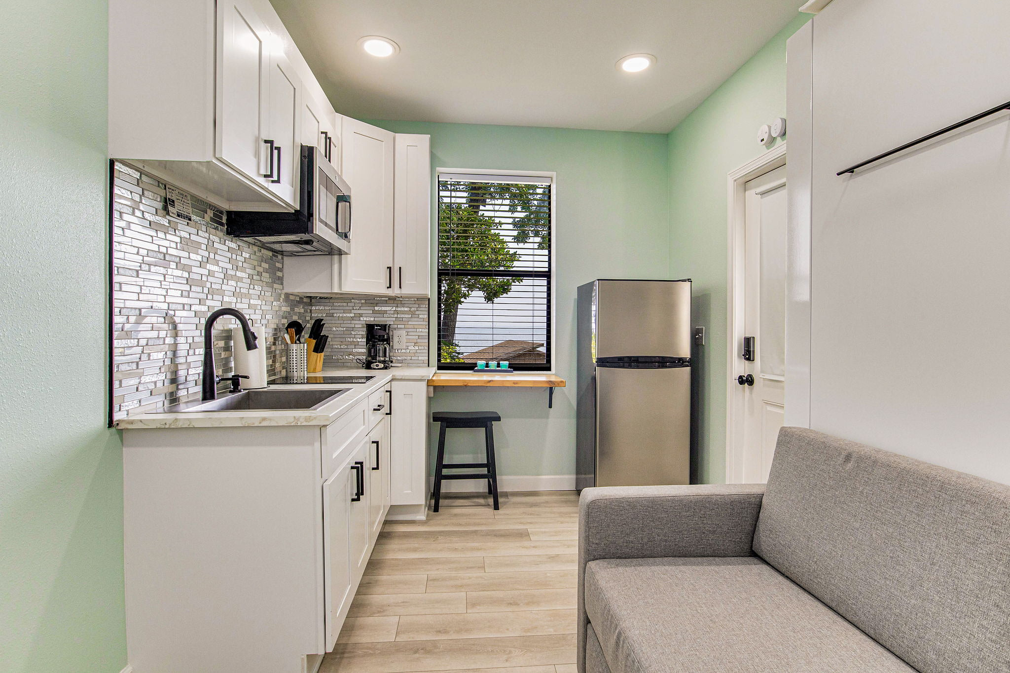 Comfortable studio unit with murphy bed and kitchenette with Bayfront waterfront views 