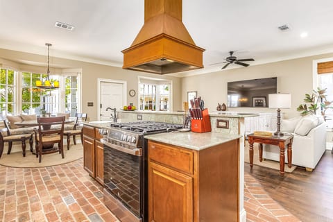 Downtown Pensacola Pet Friendly 2BR/6 Guests