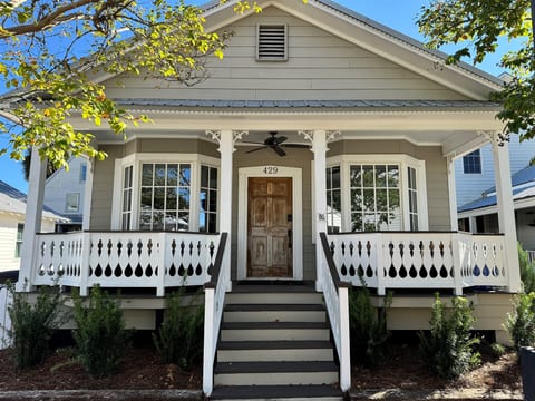 Downtown Pensacola Pet Friendly 2BR/6 Guests