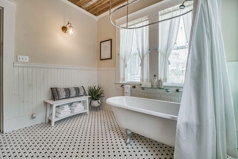 Pensacola • 1BR • Sleeps 2 • Close to Downtown