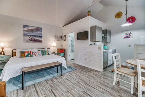 Pensacola sleeps 2 cozy backyard Studio nook in East Hill