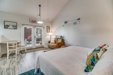 Pensacola sleeps 2 cozy backyard Studio nook in East Hill
