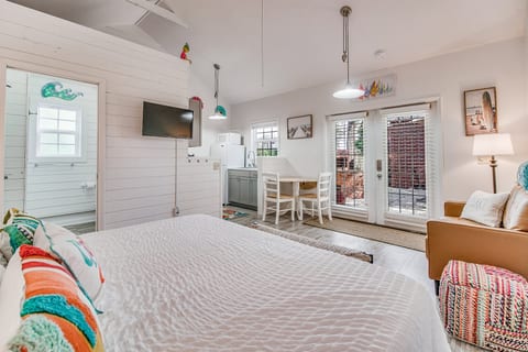 Pensacola sleeps 2 cozy backyard Studio nook in East Hill