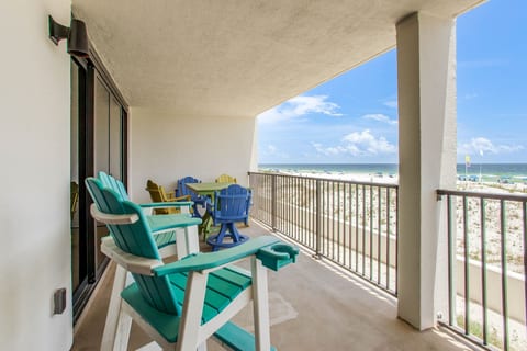 Beachfront • Sleeps 7 • Pool • Family Friendly