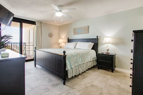 Beachfront • Sleeps 7 • Pool • Family Friendly