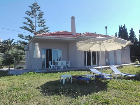 Holiday home with sea view and direct access to the garden