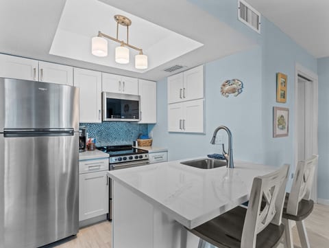 Fully Equipped Kitchen with Breakfast Bar