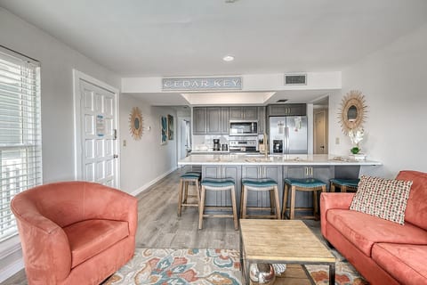Dining Bar with seating for four
