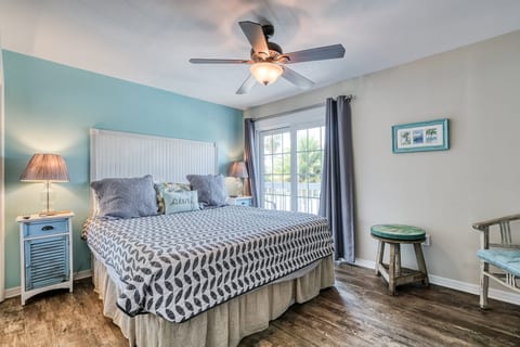 Bedroom with King size bed