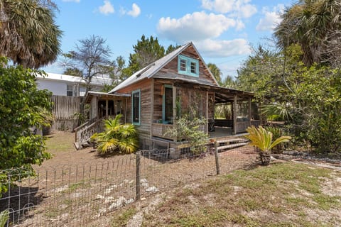 Fenced in Yard Perfect for Pet Owners