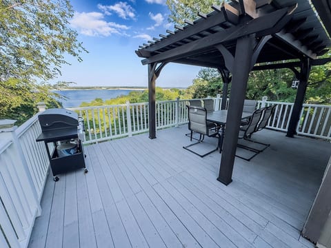 Unwind in Tranquility: Stunning Lake Views on Tuttle Creek Lake, Manhattan