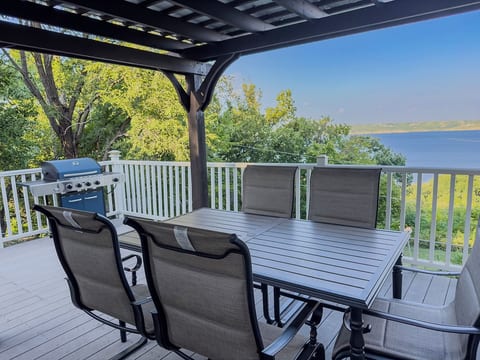 Unwind in Tranquility: Stunning Lake Views on Tuttle Creek Lake, Manhattan