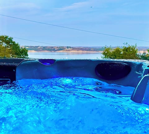 Unwind in Tranquility: Stunning Lake Views on Tuttle Creek Lake, Manhattan