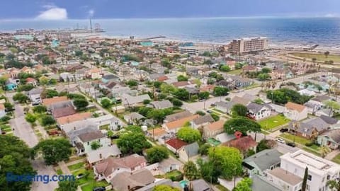 Walk to Beach•2 King Beds•Dog-Friendly Bungalow