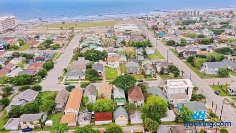 Walk to Beach•2 King Beds•Dog-Friendly Bungalow