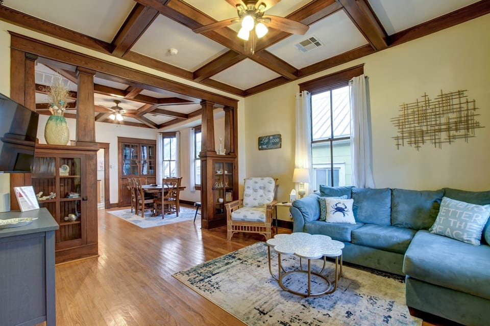 Walk to Beach•2 King Beds•Dog-Friendly Bungalow - Galveston