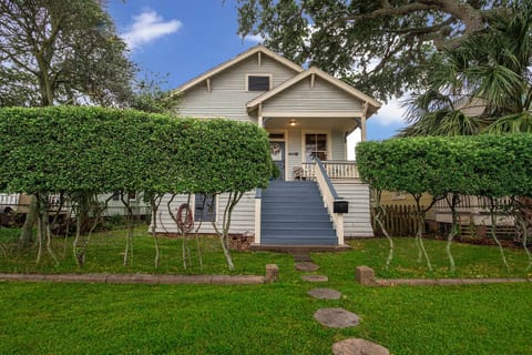 Walk to Beach•2 King Beds•Dog-Friendly Bungalow