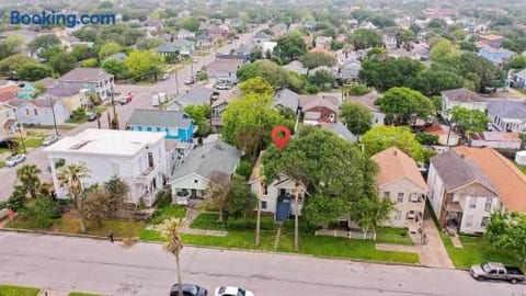 Walk to Beach•2 King Beds•Dog-Friendly Bungalow
