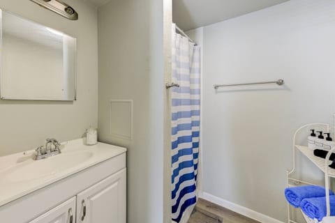 East End Studio • King Bed • Pet-Friendly