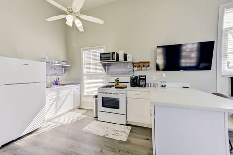 East End Studio • King Bed • Pet-Friendly