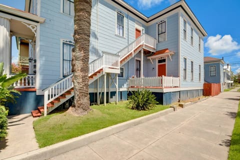 East End Apartment • King Bed • Pet-Friendly