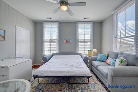 East End Apartment • King Bed • Pet-Friendly